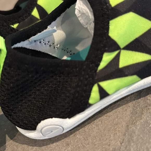 Speedo Black & neon green water shoes,UV protection,slip on,pull tab,tread,light - Picture 5 of 7